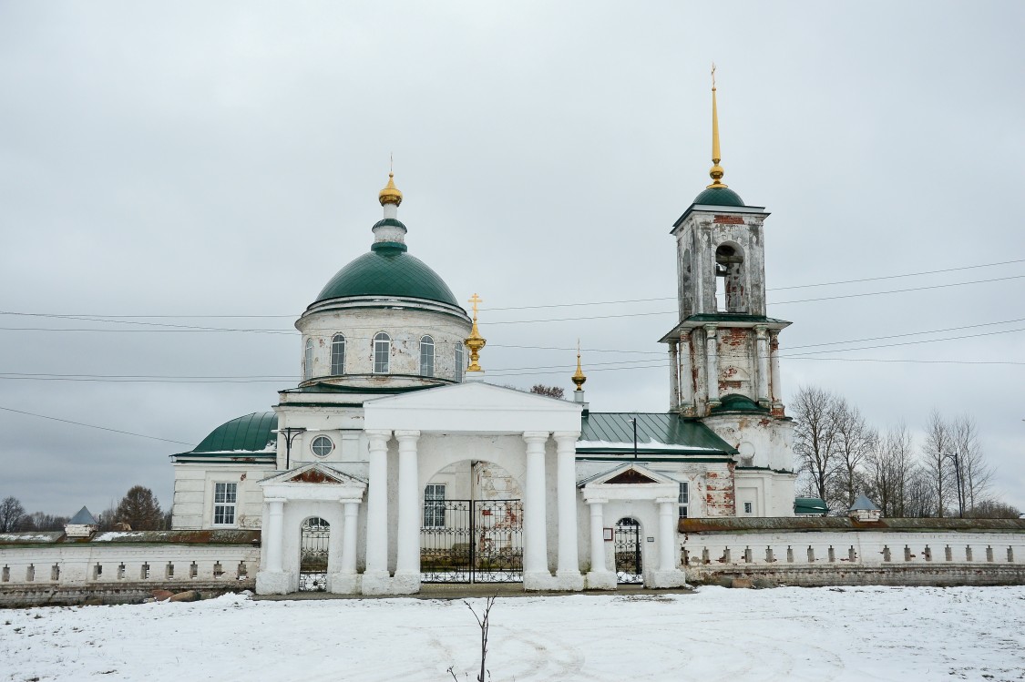 Горки. Церковь Троицы Живоначальной. общий вид в ландшафте