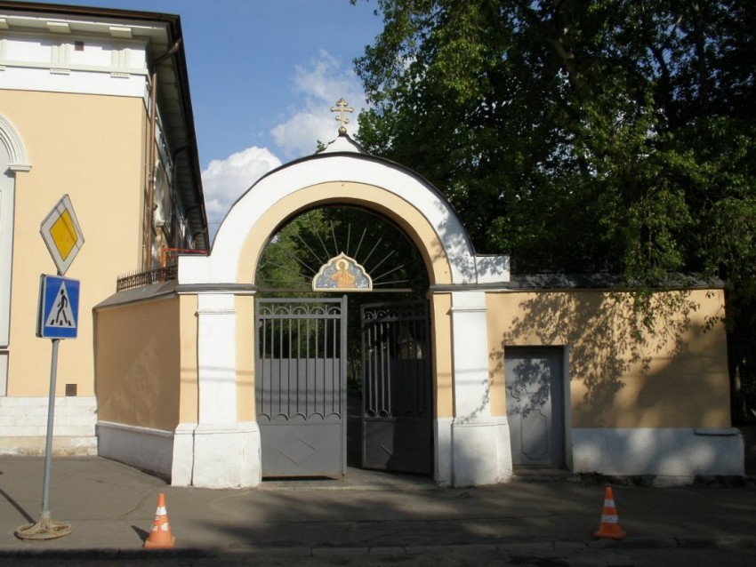 Церковь Рождества Иоанна Предтечи на Пресне, Пресненский (Центральный административный округ (ЦАО), г. Москва). дополнительная информация, Вход  на  территорию  храма,  вид  с  улицы