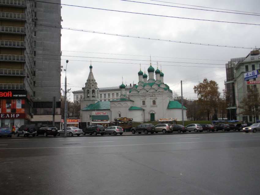 Арбат. Церковь Симеона Столпника (Введения во храм Пресвятой Богородицы) на Поварской. общий вид в ландшафте