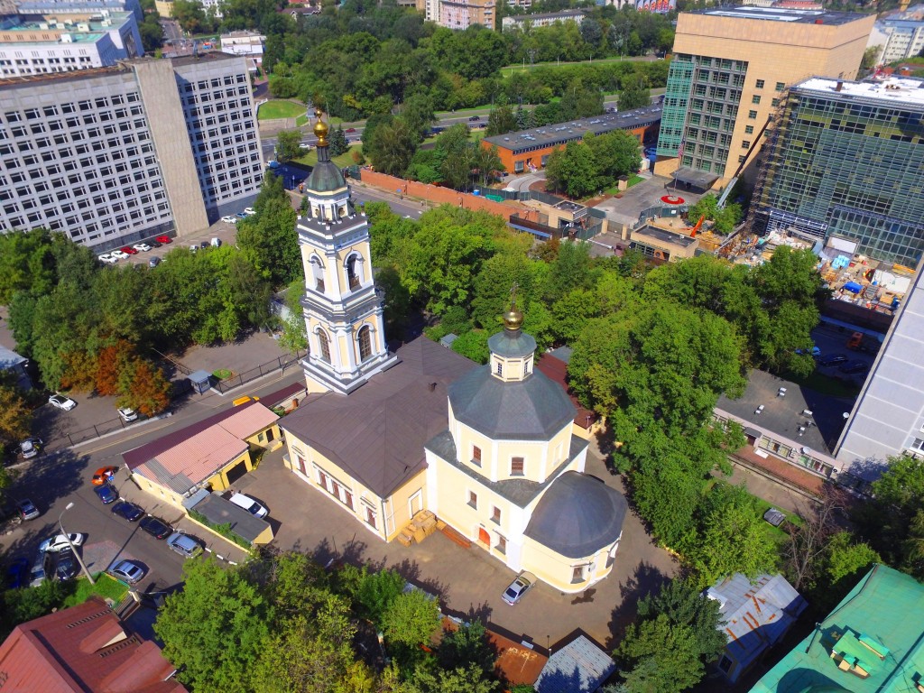 Церковь Девяти мучеников Кизических, Арбат (Центральный административный округ (ЦАО), г. Москва). общий вид в ландшафте, Вид с юго-востока, фото с квадрокоптера