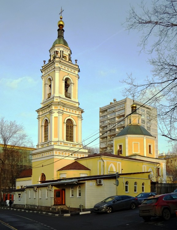 Арбат. Церковь Девяти мучеников Кизических. фасады