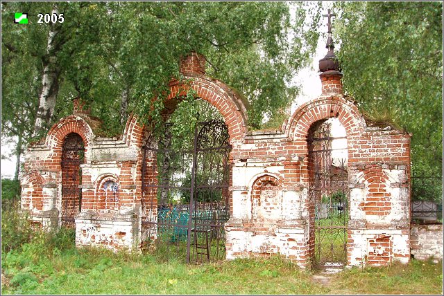 Церковь Троицы Живоначальной, Каменово (Камешковский район, Владимирская область). дополнительная информация, Восточные ворота ограды