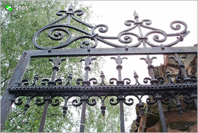 Церковь Троицы Живоначальной, Каменово (Камешковский район, Владимирская область). дополнительная информация, Верх кованой створки западных ворот ограды