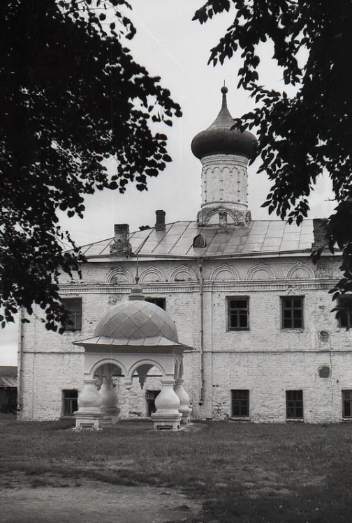 Боголюбово. Боголюбский женский монастырь. Трапезная церковь Благовещения. дополнительная информация, Церковь Благовещения Богородицы.На переднем плане водосвятная часовня (киворий).