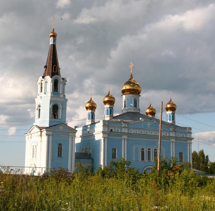 Каменск-Уральский. Церковь Покрова Пресвятой Богородицы. общий вид в ландшафте