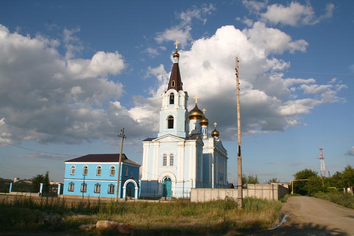 Каменск-Уральский. Церковь Покрова Пресвятой Богородицы. общий вид в ландшафте