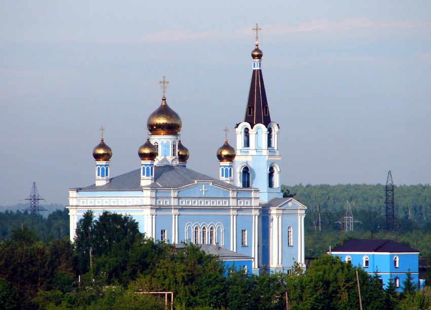 Каменск-Уральский. Церковь Покрова Пресвятой Богородицы. общий вид в ландшафте