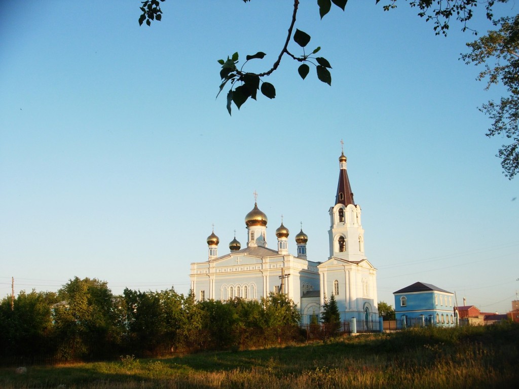 Церковь Покрова Пресвятой Богородицы, Каменск-Уральский (Каменск-Уральский (город Каменск-Уральский), Свердловская область). общий вид в ландшафте