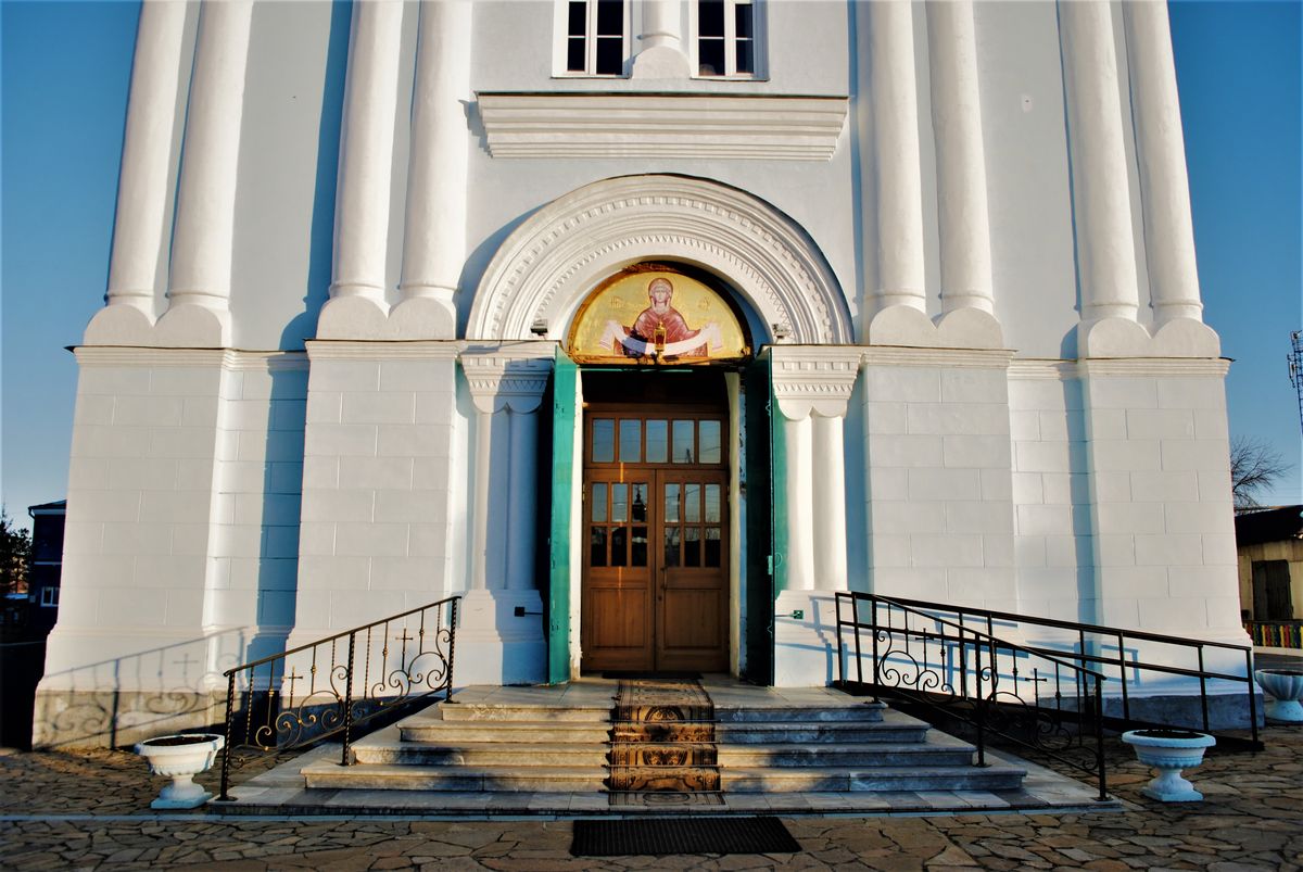 Церковь Покрова Пресвятой Богородицы, Каменск-Уральский (Каменск-Уральский (город Каменск-Уральский), Свердловская область). архитектурные детали, Главный вход в храм.