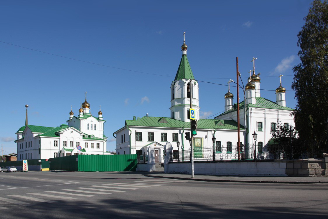 Церковь Успения Пресвятой Богородицы, Берёзовский (Берёзовский (Берёзовский ГО), Свердловская область). фасады, Храм и духовно-просветительский центр (слева)