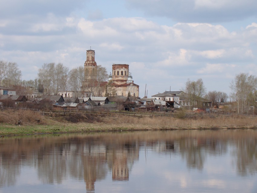 Маминское. Церковь Михаила Архангела. общий вид в ландшафте, Вид с берега реки Исеть.