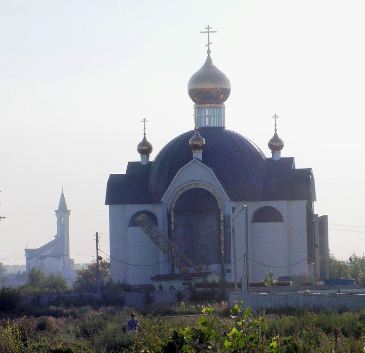 Мысовые Челны. Церковь Серафима Саровского. фасады, По соседству с мечетью