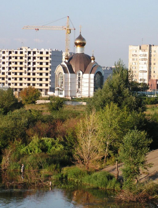 Мысовые Челны. Церковь Серафима Саровского. общий вид в ландшафте, Над Камскими водами