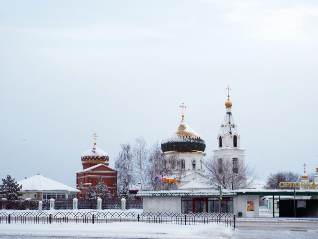 Орловка. Церковь Космы и Дамиана. общий вид в ландшафте, Общий вид на комплекс Космодемьянской церкви с противоположной стороны Набережночелнинского проспекта.