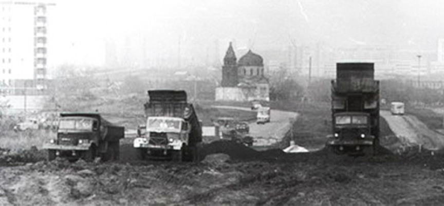 Орловка. Церковь Космы и Дамиана. архивная фотография,  Вид церкви в период застройки Орловки. Фото конца 1970-х гг. С сайта http://kam.ru/history__vchera-segodnia__1924       