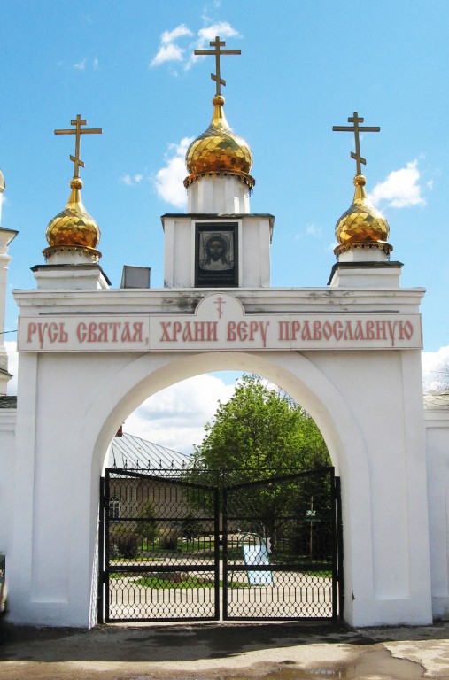 Церковь Космы и Дамиана, Орловка (Набережные Челны, город, Республика Татарстан). дополнительная информация, Главные врата ограды храмового комплекса