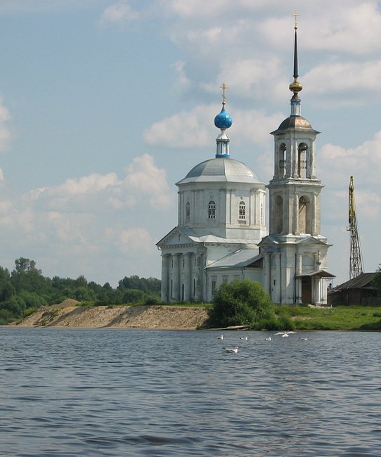 Белый Городок. Церковь Иерусалимской иконы Божией Матери. общий вид в ландшафте, Вид с Волги