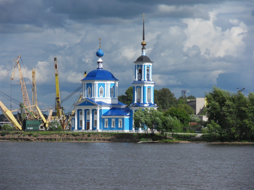 Церковь Иерусалимской иконы Божией Матери, Белый Городок (Кимрский район и г. Кимры, Тверская область). общий вид в ландшафте