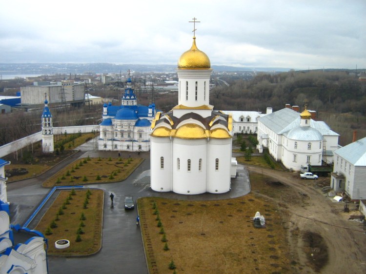 Кировский район. Успенский Зилантов монастырь. общий вид в ландшафте, Вид с большой колокольни.