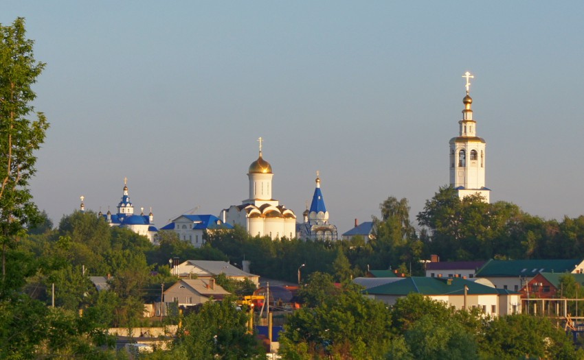 Кировский район. Успенский Зилантов монастырь. общий вид в ландшафте