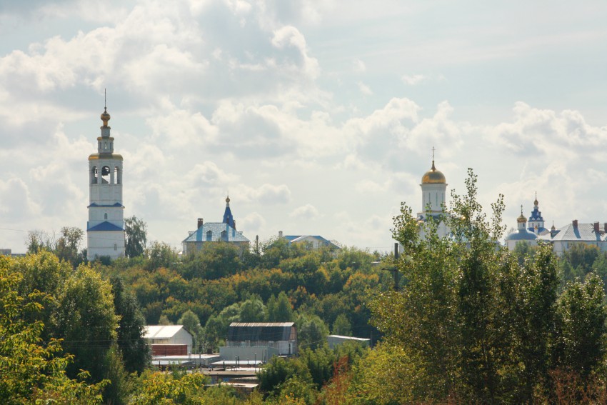 Кировский район. Успенский Зилантов монастырь. общий вид в ландшафте