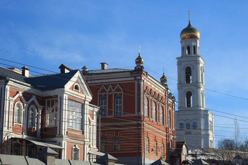 Иверский женский монастырь, Самара (Самара, город, Самарская область). дополнительная информация, Слева-направо: настоятельский корпус, церковь Иерусалимской иконы Божией Матери и колокольня с церковью Николая Чудотворца, вид с Волжского проспекта