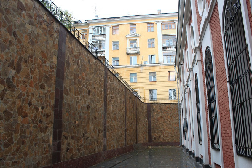 Иверский женский монастырь, Самара (Самара, город, Самарская область). дополнительная информация, Восточный проход между церковью Иверской иконы Божией Матери и подпорной стенкой. Позади наверху - жилой дом, построенный на месте снесенного Успенского собора