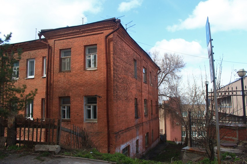 Иверский женский монастырь, Самара (Самара, город, Самарская область). дополнительная информация, Торец бывшего келейного корпуса (на схеме отмечен под номером 26) и ныне перекрытый спуск в нижнюю часть монастыря