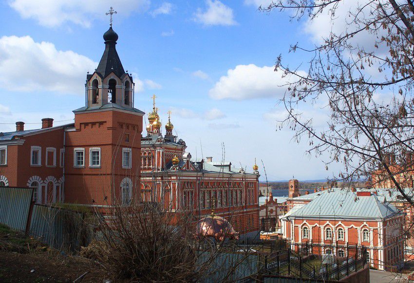 Иверский женский монастырь, Самара (Самара, город, Самарская область). дополнительная информация, Вид от бывшего келейного корпуса, слева-направо: трапезный корпус, малая звонница, церковь Иерусалимской иконы Божией Матери, настоятельский корпус