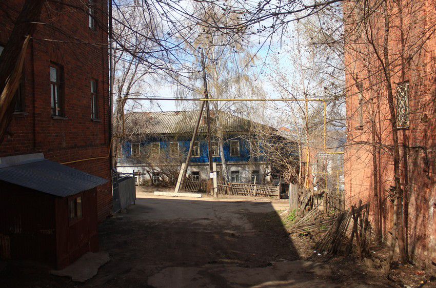 Иверский женский монастырь, Самара (Самара, город, Самарская область). дополнительная информация, Вид между бывшими келейными корпусами в сторону нижней части монастырской территории
