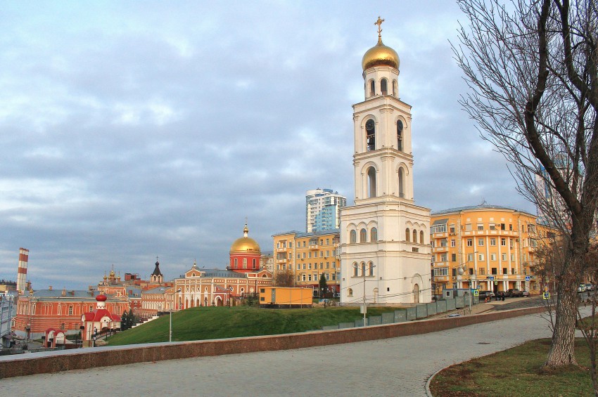 Самара. Иверский женский монастырь. архитектурные детали, Вид из Пушкинского сквера