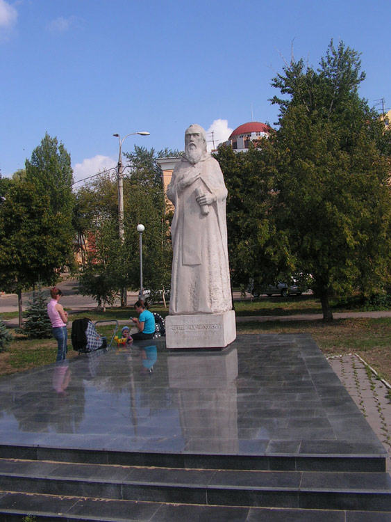 Самара. Часовня Алексия, митрополита Московского (воссозданная). дополнительная информация, Скульптура Сергия Радонежского (справа от часовни).