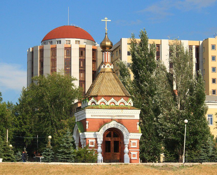 Самара. Часовня Алексия, митрополита Московского (воссозданная). фасады, Вид от причалов Речного вокзала