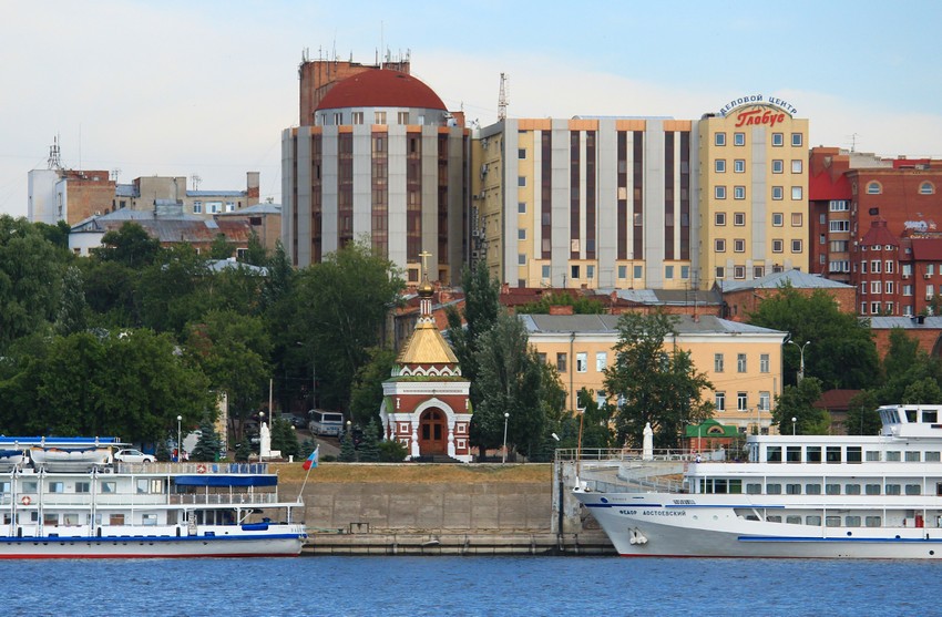 Самара. Часовня Алексия, митрополита Московского (воссозданная). общий вид в ландшафте, Общий вид с Волги