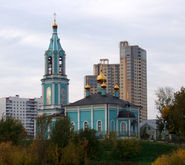 Крылатское. Церковь Рождества Пресвятой Богородицы в Крылатском. общий вид в ландшафте