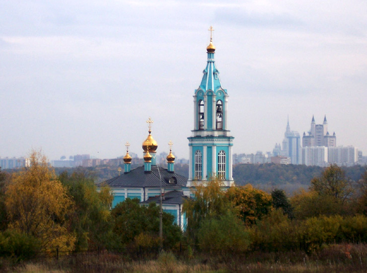 Крылатское. Церковь Рождества Пресвятой Богородицы в Крылатском. общий вид в ландшафте