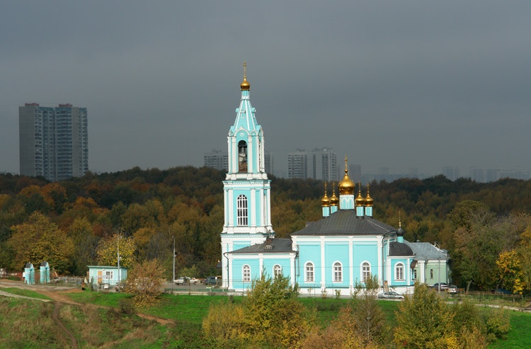 Крылатское. Церковь Рождества Пресвятой Богородицы в Крылатском. общий вид в ландшафте