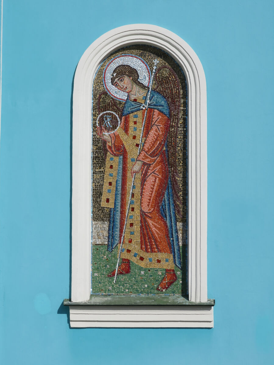 Церковь Рождества Пресвятой Богородицы в Крылатском, Крылатское (Западный административный округ (ЗАО), г. Москва). архитектурные детали, Архангел Михаил. Мозаика на западном фасаде храма