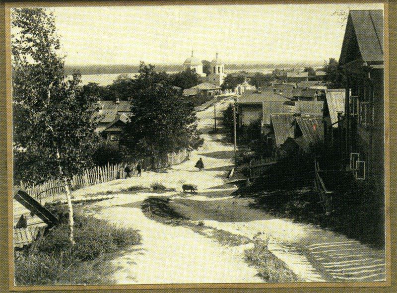 Церковь Николая Чудотворца, Верхний Услон (Верхнеуслонский район, Республика Татарстан). архивная фотография, Вид церкви с нынешней ул.Советской.Фото начала XX в. Из фотоальбома 
