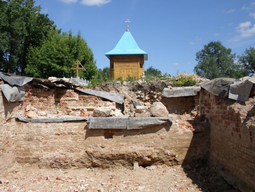 Лаврентьев монастырь, Калуга (Калуга, город, Калужская область). дополнительная информация, На переднем плане - фундамент основного объема Рождественского собора, на дальнем плане - крест над мощами праведного Лаврентия и часовня над месте алтаря собора.