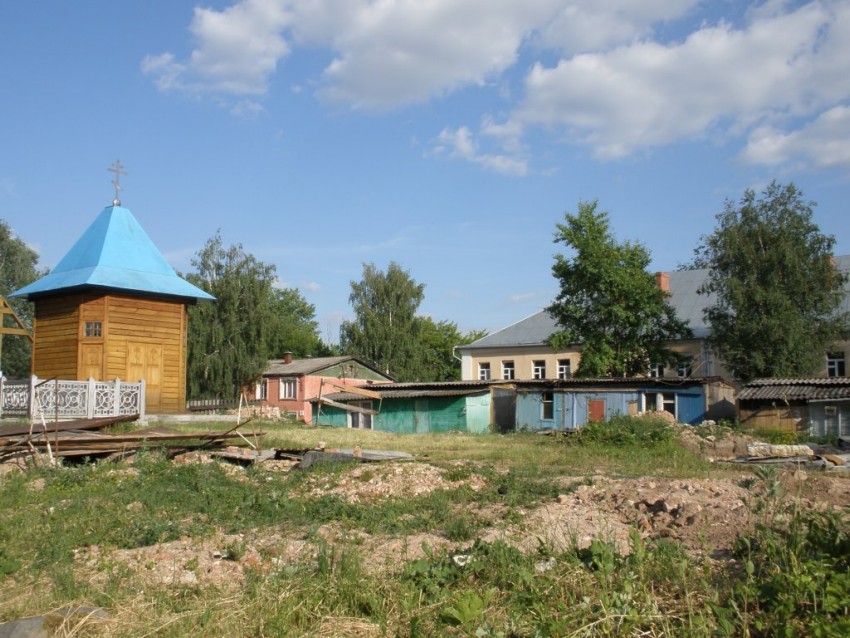 Лаврентьев монастырь, Калуга (Калуга, город, Калужская область). общий вид в ландшафте, Слева направо: часовня Лаврентия, дом настоятеля, братский корпус.