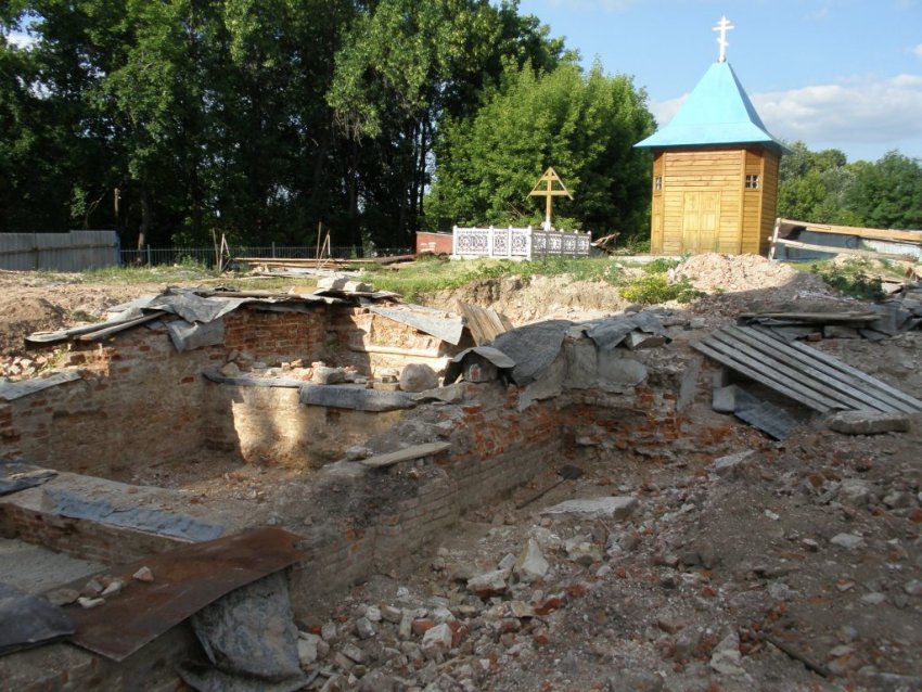 Лаврентьев монастырь, Калуга (Калуга, город, Калужская область). дополнительная информация, Фундамент Рождественского собора и часовня Лаврентия