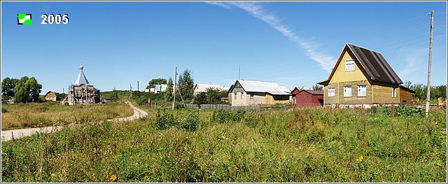 Афинеево. Церковь Троицы Живоначальной. общий вид в ландшафте, Панорама центра села с церковью (на снимке слева)