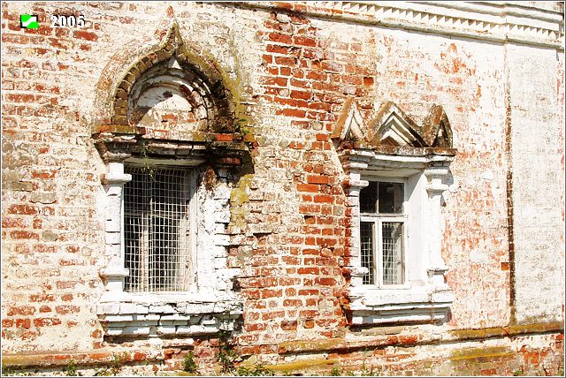 Подолец. Церковь Троицы Живоначальной. архитектурные детали, Южный фасад, окна первого яруса