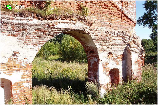 Церковь Николая Чудотворца, Краски (Юрьев-Польский район, Владимирская область). архитектурные детали, Остатки свода трапезной, примыкающего к основному объему