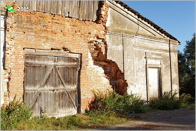 Церковь Иоанна Богослова, Косинское (Юрьев-Польский район, Владимирская область). архитектурные детали, Фрагмент западного фасада, активно нагруженного хозяйственным использованием