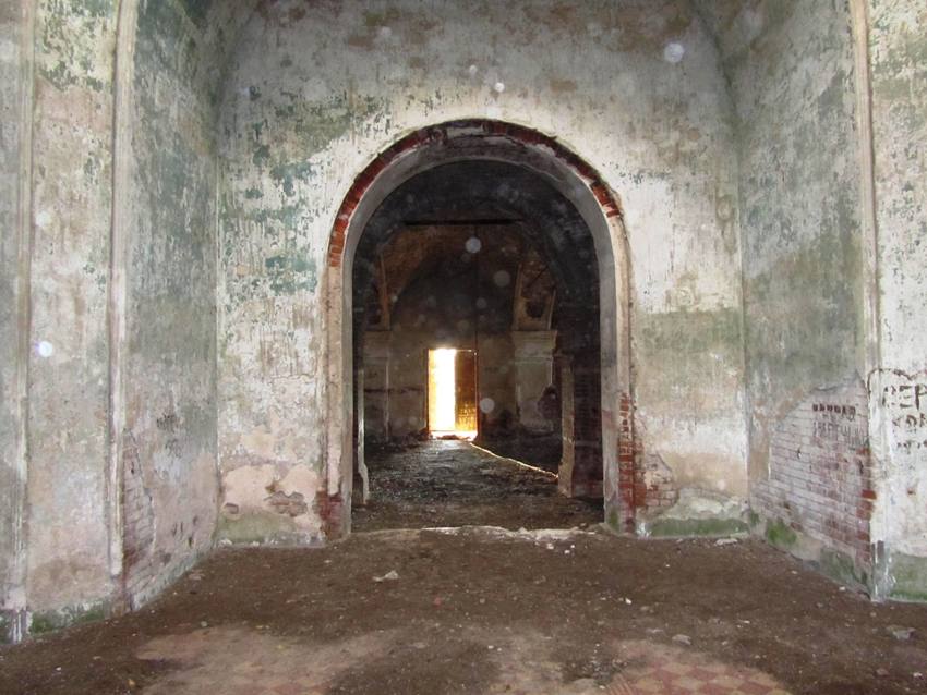 Церковь Николая Чудотворца, Изволь (Алексинский район и пос. Новогуровский, Тульская область). интерьер и убранство, вид из основного объема на трапезную и колокольню