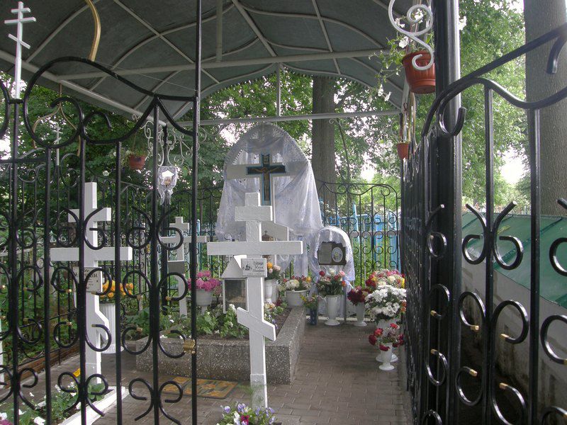Церковь Николая Чудотворца, Кочаки (Щёкинский район, Тульская область). дополнительная информация, Могила Матушки Евдокии (к северу от церкви, за оградой)