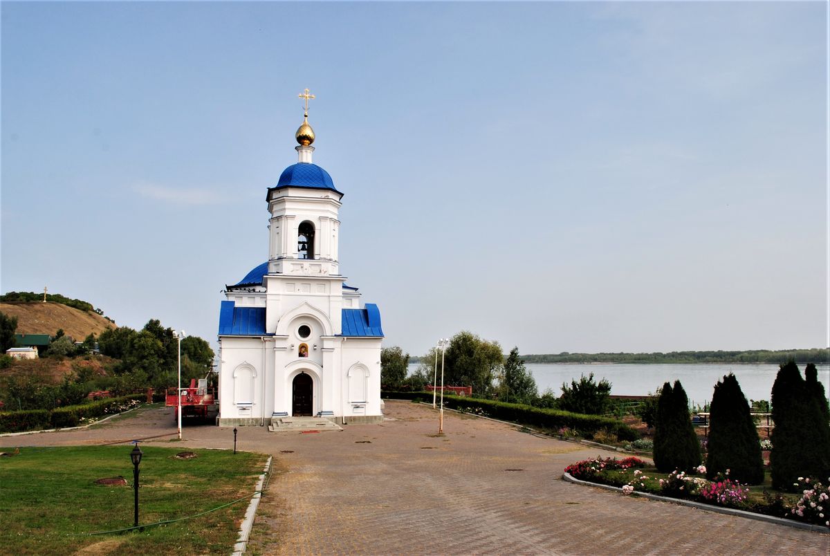 общий вид в ландшафте. Богородичный Казанский мужской монастырь. Церковь Казанской иконы Божией Матери, Винновка (Ставропольский район, Самарская область)