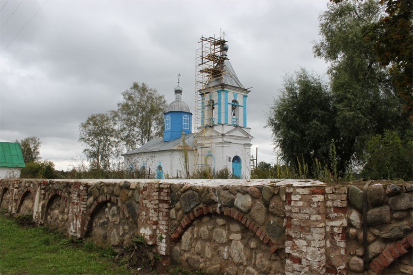 Молочково. Церковь Успения Пресвятой Богородицы. общий вид в ландшафте